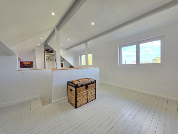 Maison de village à Pierre-Levée grandement rénovée 3 chambres avec véranda et garage - Terrain clos et arboré