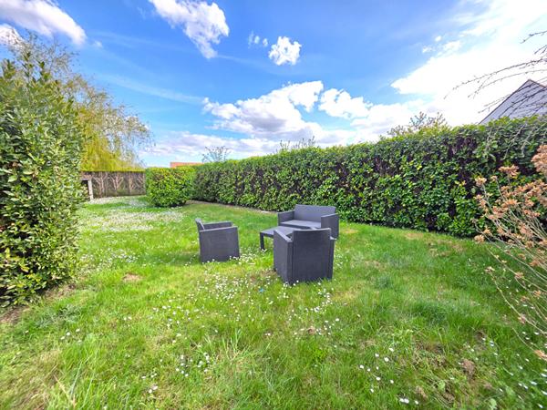 Maison de village à Pierre-Levée grandement rénovée 3 chambres avec véranda et garage - Terrain clos et arboré