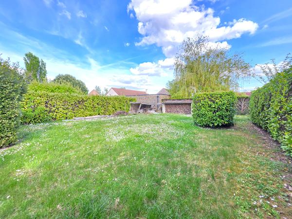 Maison de village à Pierre-Levée grandement rénovée 3 chambres avec véranda et garage - Terrain clos et arboré