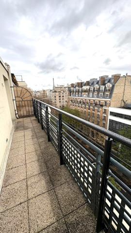 GRAND STUDIO AVEC BALCON TERRASSE BAIL MEUBLE