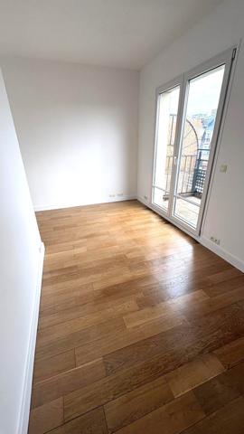 GRAND STUDIO AVEC BALCON TERRASSE BAIL MEUBLE