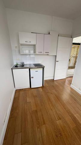 GRAND STUDIO AVEC BALCON TERRASSE BAIL MEUBLE