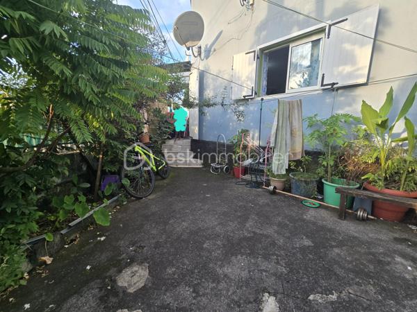 A l'entrée de la ville de Saint André sur un terrain d'environ 200 m²  est édifié depuis 2003 une résidence de 80 m²; la cours  est entièrement clôturé et relié au tout à l'égout
L'appartement proposé est au rez  de chaussé , est composé d'une grande pièce de vie cuisine, salon et salle à mangé , 2 chambres , 1 salle de bain  , 1 wc séparé. 
Équipe de chauffe eau solaire , 1 place de parking à l’intérieur .
Actuellement loué à 820€ et le bail termine en 2029.
Un rafraichissement est à prévoir .
A proximité commerces , arrêt de bus , médecin, pharmacie,stations , accès aux 4 voies  facile .... 
L'appartement est proposé au prix de 137000€ HAI 
Pour toutes visites je reste joignable au 06 93 03 80 70 
Patricia MARDAMA 
Conseillère immobilier BSKIMMOBILIER