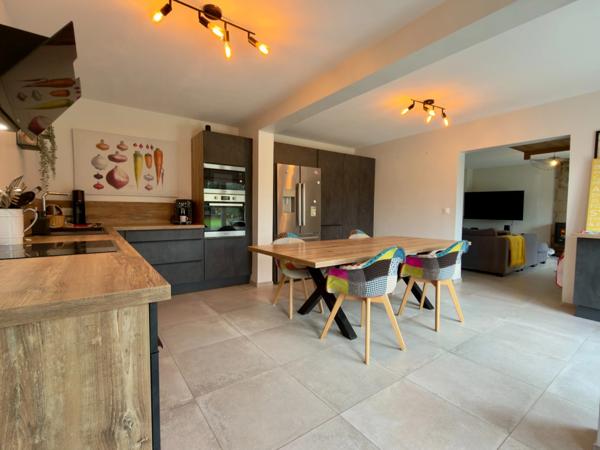 CHOUZE SUR LOIRE, Maison tuffeau 4 chambres avec vie de plain-pied sur jardin arboré clos.