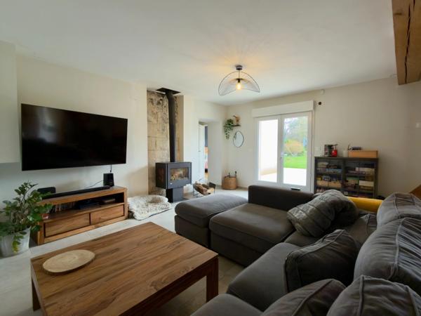 CHOUZE SUR LOIRE, Maison tuffeau 4 chambres avec vie de plain-pied sur jardin arboré clos.
