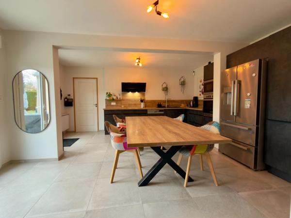 CHOUZE SUR LOIRE, Maison tuffeau 4 chambres avec vie de plain-pied sur jardin arboré clos.