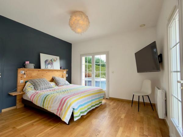 CHOUZE SUR LOIRE, Maison tuffeau 4 chambres avec vie de plain-pied sur jardin arboré clos.