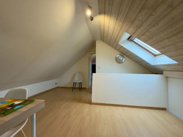 CHOUZE SUR LOIRE, Maison tuffeau 4 chambres avec vie de plain-pied sur jardin arboré clos.