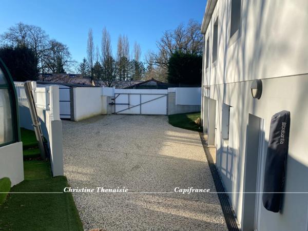 Maison à vendre Centre ville - Piscine chauffée sous dôme - 3 chambres - Grand garage + Garage pour Camping-car COEX (85)