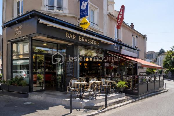 CAFÉ – BAR – TABAC – BRASSERIE
EMPLACEMENT PREMIUM – PLATEAU NORD DE ROUEN

À découvrir rapidement : superbe établissement entièrement rénové et parfaitement entretenu, situé dans un environnement qualitatif avec une clientèle fidèle et un fort pouvoir d’achat.

L’affaire bénéficie d’une excellente réputation et d’une activité régulière grâce à une clientèle d’habitués, de bureaux et de passage.

Caractéristiques de l’établissement :

• Surface commerciale d’environ 80 m²
• Appartement de fonction d’environ 80 m² comprenant 2 chambres
• Salle de restauration accueillant environ 40 couverts par jour
• Terrasse autorisée gratuitement
• Parking gratuit à proximité
• Établissement aux normes PMR, hygiène et sécurité
• Rénovation complète réalisée il y a 8 ans
• Très faible personnel à reprendre : uniquement le cuisinier

Amplitude horaire actuelle :

• Du lundi au vendredi : 6h00 – 20h00
• Samedi : 7h30 – 13h00
• 7 semaines de congés annuels

Fort potentiel de développement :
Les exploitants actuels ont volontairement choisi une restauration simple avec une carte réduite (4 entrées, 4 plats, 4 desserts), alors que la demande locale est très importante. Possibilité de développer fortement l’activité restauration et d’augmenter significativement le chiffre d’affaires.

Informations complémentaires :

• Volume café : environ 2 kg/jour
• Belle clientèle régulière et qualitative
• Loyer annuel très attractif : 14 000 € appartement inclus
• Cadre de travail offrant une vraie qualité de vie

Une affaire clé en main, idéale pour un couple de professionnels souhaitant allier rentabilité, confort de travail et potentiel de développement.

Dossier et renseignements complémentaires sur demande.