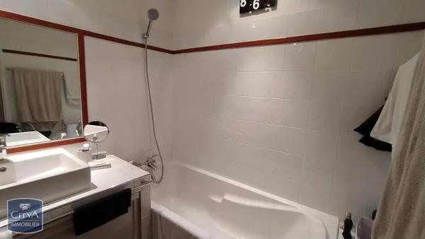 Appartement à louer 2 pièces 55.75m² Nîmes (30900)
