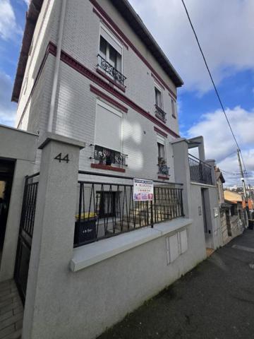 VIAGER OCCUPE Immeuble avec 2 Appartements parking et cour