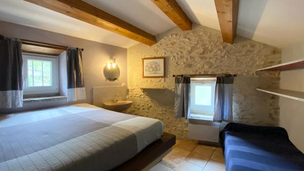 Dpt Gard (30), à vendre proche de BARJAC, aux portes de l'Ardèche, ancien Mas avec gîtes de 350 m² - Terrain de 5 000 m² avec piscine