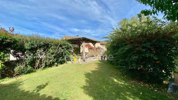 Dpt Gard (30), à vendre proche de BARJAC, aux portes de l'Ardèche, ancien Mas avec gîtes de 350 m² - Terrain de 5 000 m² avec piscine