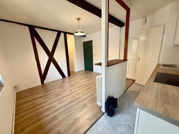 Villeneuve sur Lot, appartement T3 situé au deuxième étage d'un immeuble à colombages, dans le coeur de ville. Situé en zone piétonne, cet appartement est au calme et il est lumineux. Les 40 m² de ce logement offrent un séjour avec cuisine équipée neuve d , Villeneuve sur lot
