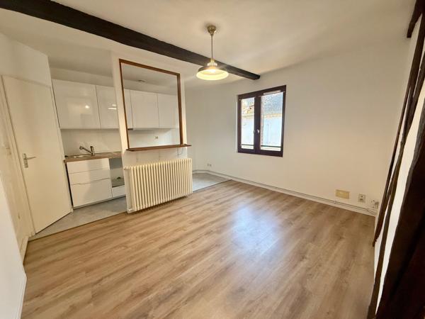 Villeneuve sur Lot, appartement T3 situé au deuxième étage d'un immeuble à colombages, dans le coeur de ville. Situé en zone piétonne, cet appartement est au calme et il est lumineux. Les 40 m² de ce logement offrent un séjour avec cuisine équipée neuve d , Villeneuve sur lot