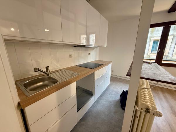 Villeneuve sur Lot, appartement T3 situé au deuxième étage d'un immeuble à colombages, dans le coeur de ville. Situé en zone piétonne, cet appartement est au calme et il est lumineux. Les 40 m² de ce logement offrent un séjour avec cuisine équipée neuve d , Villeneuve sur lot