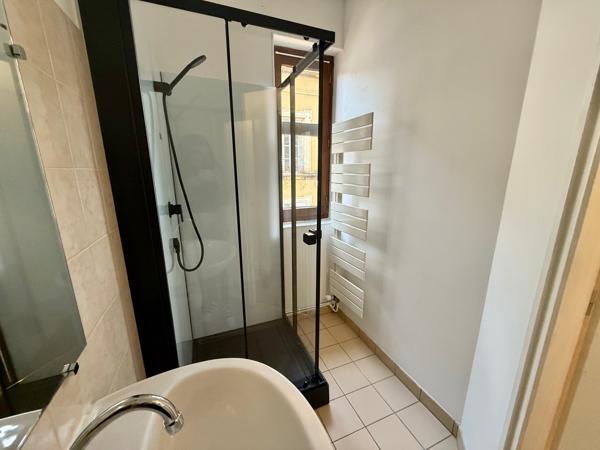 Villeneuve sur Lot, appartement T3 situé au deuxième étage d'un immeuble à colombages, dans le coeur de ville. Situé en zone piétonne, cet appartement est au calme et il est lumineux. Les 40 m² de ce logement offrent un séjour avec cuisine équipée neuve d , Villeneuve sur lot