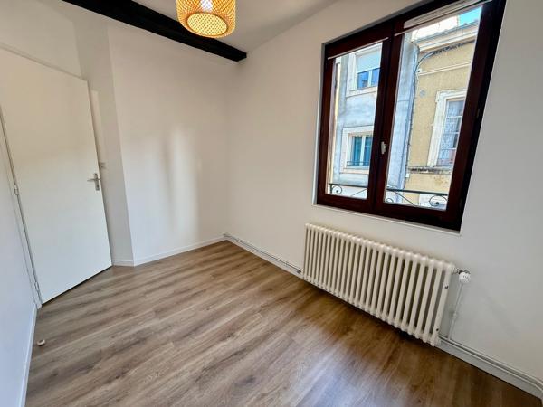 Villeneuve sur Lot, appartement T3 situé au deuxième étage d'un immeuble à colombages, dans le coeur de ville. Situé en zone piétonne, cet appartement est au calme et il est lumineux. Les 40 m² de ce logement offrent un séjour avec cuisine équipée neuve d , Villeneuve sur lot
