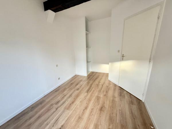 Villeneuve sur Lot, appartement T3 situé au deuxième étage d'un immeuble à colombages, dans le coeur de ville. Situé en zone piétonne, cet appartement est au calme et il est lumineux. Les 40 m² de ce logement offrent un séjour avec cuisine équipée neuve d , Villeneuve sur lot