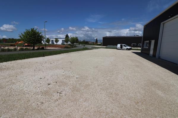 BATIMENT ARTISANAL DE 2024 DE 215.50M² A LOUER PROCHE DE BEURLAY (17)