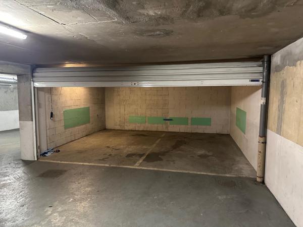 DOUBLE BOX FERME  DANS COPROPRIETE SECURISEE RUE DE LA BELLE FEUILLE