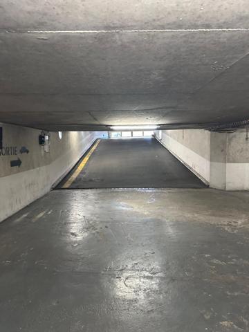 DOUBLE BOX FERME  DANS COPROPRIETE SECURISEE RUE DE LA BELLE FEUILLE