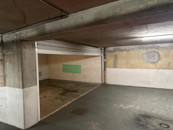 DOUBLE BOX FERME  DANS COPROPRIETE SECURISEE RUE DE LA BELLE FEUILLE