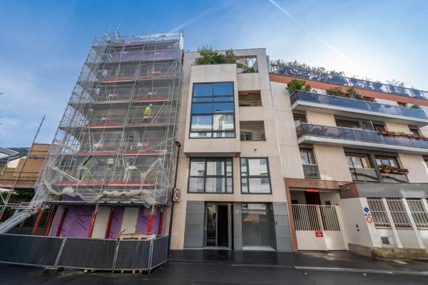 DOUBLE BOX FERME  DANS COPROPRIETE SECURISEE RUE DE LA BELLE FEUILLE