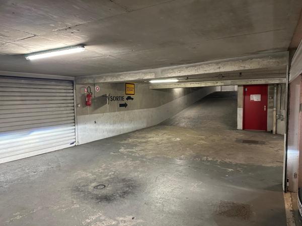 DOUBLE BOX FERME  DANS COPROPRIETE SECURISEE RUE DE LA BELLE FEUILLE