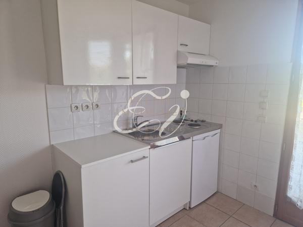 LOCATION ECULLY 69130 STUDIO MEUBLE TERRASSE PARKING PROCHE TRANSPORTS