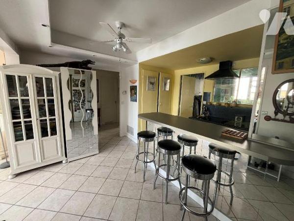 La SAS R&R Notaires vous propose à la vente ce bel appartement familial de 111 m², situé dans l...