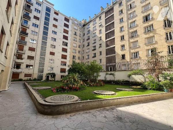 La SAS R&R Notaires vous propose à la vente ce bel appartement familial de 111 m², situé dans l...