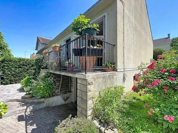 PARC DE LA CLOCHE - MAISON INDIVIDUELLE DE 110 M2 SUR SOUS-SOL TOTAL A 2 MN DU RER C