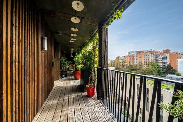 Duplex contemporain aux terrasses végétalisées, esprit canopée urbaine