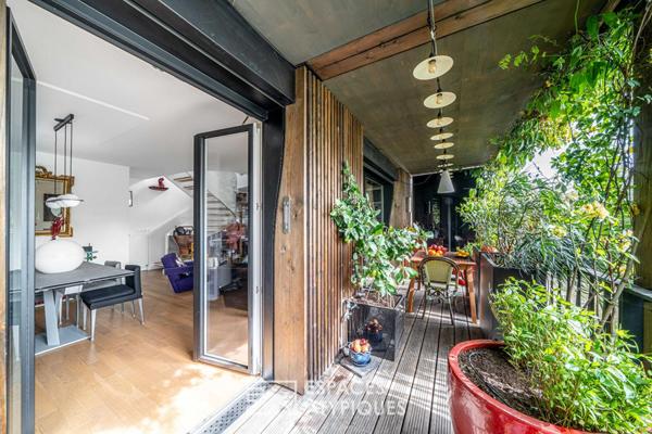 Duplex contemporain aux terrasses végétalisées, esprit canopée urbaine