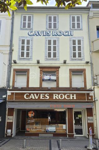 Idéal investisseurs ou marchands de biens !

Situé en plein cœur de Tarbes, à proximité immédiate des commerces, transports et commodités, cet immeuble en monopropriété d’une surface totale d’environ 703 m² offre un potentiel exceptionnel pour un projet locatif ou de revalorisation.

Vidéos commentées sur demandes.

🏢 Composition et potentiel :

Environ 703 m² à réaménager
Possibilité de créer jusqu’à 9 appartements
Local commercial louable dessuite, environ 2 000 € / mois
Une deuxième partie peut accueillir un second commerce ou local de stockage cœur de ville.

💰 Rentabilité & fiscalité :
Taxe foncière : 3 535 €
Fort potentiel de rendement locatif après réhabilitation

🔑 Les atouts :

Emplacement premium en centre-ville
Monopropriété (pas de syndic, pas de charges de copropriété)
Très belle surface exploitable offrant de multiples configurations possibles
Idéal pour un investissement patrimonial, un projet de colocation, ou une restructuration complète pour revente à la découpe

📞 Pour plus d’informations ou organiser une visite, contactez-moi.