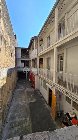 Idéal investisseurs ou marchands de biens !

Situé en plein cœur de Tarbes, à proximité immédiate des commerces, transports et commodités, cet immeuble en monopropriété d’une surface totale d’environ 703 m² offre un potentiel exceptionnel pour un projet locatif ou de revalorisation.

Vidéos commentées sur demandes.

🏢 Composition et potentiel :

Environ 703 m² à réaménager
Possibilité de créer jusqu’à 9 appartements
Local commercial louable dessuite, environ 2 000 € / mois
Une deuxième partie peut accueillir un second commerce ou local de stockage cœur de ville.

💰 Rentabilité & fiscalité :
Taxe foncière : 3 535 €
Fort potentiel de rendement locatif après réhabilitation

🔑 Les atouts :

Emplacement premium en centre-ville
Monopropriété (pas de syndic, pas de charges de copropriété)
Très belle surface exploitable offrant de multiples configurations possibles
Idéal pour un investissement patrimonial, un projet de colocation, ou une restructuration complète pour revente à la découpe

📞 Pour plus d’informations ou organiser une visite, contactez-moi.