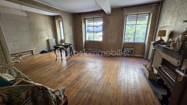 Idéal investisseurs ou marchands de biens !

Situé en plein cœur de Tarbes, à proximité immédiate des commerces, transports et commodités, cet immeuble en monopropriété d’une surface totale d’environ 703 m² offre un potentiel exceptionnel pour un projet locatif ou de revalorisation.

Vidéos commentées sur demandes.

🏢 Composition et potentiel :

Environ 703 m² à réaménager
Possibilité de créer jusqu’à 9 appartements
Local commercial louable dessuite, environ 2 000 € / mois
Une deuxième partie peut accueillir un second commerce ou local de stockage cœur de ville.

💰 Rentabilité & fiscalité :
Taxe foncière : 3 535 €
Fort potentiel de rendement locatif après réhabilitation

🔑 Les atouts :

Emplacement premium en centre-ville
Monopropriété (pas de syndic, pas de charges de copropriété)
Très belle surface exploitable offrant de multiples configurations possibles
Idéal pour un investissement patrimonial, un projet de colocation, ou une restructuration complète pour revente à la découpe

📞 Pour plus d’informations ou organiser une visite, contactez-moi.