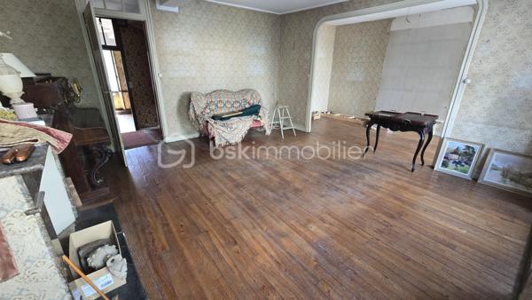 Idéal investisseurs ou marchands de biens !

Situé en plein cœur de Tarbes, à proximité immédiate des commerces, transports et commodités, cet immeuble en monopropriété d’une surface totale d’environ 703 m² offre un potentiel exceptionnel pour un projet locatif ou de revalorisation.

Vidéos commentées sur demandes.

🏢 Composition et potentiel :

Environ 703 m² à réaménager
Possibilité de créer jusqu’à 9 appartements
Local commercial louable dessuite, environ 2 000 € / mois
Une deuxième partie peut accueillir un second commerce ou local de stockage cœur de ville.

💰 Rentabilité & fiscalité :
Taxe foncière : 3 535 €
Fort potentiel de rendement locatif après réhabilitation

🔑 Les atouts :

Emplacement premium en centre-ville
Monopropriété (pas de syndic, pas de charges de copropriété)
Très belle surface exploitable offrant de multiples configurations possibles
Idéal pour un investissement patrimonial, un projet de colocation, ou une restructuration complète pour revente à la découpe

📞 Pour plus d’informations ou organiser une visite, contactez-moi.