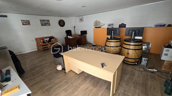 Idéal investisseurs ou marchands de biens !

Situé en plein cœur de Tarbes, à proximité immédiate des commerces, transports et commodités, cet immeuble en monopropriété d’une surface totale d’environ 703 m² offre un potentiel exceptionnel pour un projet locatif ou de revalorisation.

Vidéos commentées sur demandes.

🏢 Composition et potentiel :

Environ 703 m² à réaménager
Possibilité de créer jusqu’à 9 appartements
Local commercial louable dessuite, environ 2 000 € / mois
Une deuxième partie peut accueillir un second commerce ou local de stockage cœur de ville.

💰 Rentabilité & fiscalité :
Taxe foncière : 3 535 €
Fort potentiel de rendement locatif après réhabilitation

🔑 Les atouts :

Emplacement premium en centre-ville
Monopropriété (pas de syndic, pas de charges de copropriété)
Très belle surface exploitable offrant de multiples configurations possibles
Idéal pour un investissement patrimonial, un projet de colocation, ou une restructuration complète pour revente à la découpe

📞 Pour plus d’informations ou organiser une visite, contactez-moi.