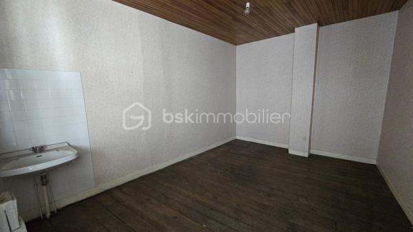 Idéal investisseurs ou marchands de biens !

Situé en plein cœur de Tarbes, à proximité immédiate des commerces, transports et commodités, cet immeuble en monopropriété d’une surface totale d’environ 703 m² offre un potentiel exceptionnel pour un projet locatif ou de revalorisation.

Vidéos commentées sur demandes.

🏢 Composition et potentiel :

Environ 703 m² à réaménager
Possibilité de créer jusqu’à 9 appartements
Local commercial louable dessuite, environ 2 000 € / mois
Une deuxième partie peut accueillir un second commerce ou local de stockage cœur de ville.

💰 Rentabilité & fiscalité :
Taxe foncière : 3 535 €
Fort potentiel de rendement locatif après réhabilitation

🔑 Les atouts :

Emplacement premium en centre-ville
Monopropriété (pas de syndic, pas de charges de copropriété)
Très belle surface exploitable offrant de multiples configurations possibles
Idéal pour un investissement patrimonial, un projet de colocation, ou une restructuration complète pour revente à la découpe

📞 Pour plus d’informations ou organiser une visite, contactez-moi.