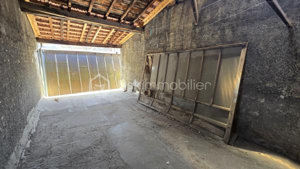 Idéal investisseurs ou marchands de biens !

Situé en plein cœur de Tarbes, à proximité immédiate des commerces, transports et commodités, cet immeuble en monopropriété d’une surface totale d’environ 703 m² offre un potentiel exceptionnel pour un projet locatif ou de revalorisation.

Vidéos commentées sur demandes.

🏢 Composition et potentiel :

Environ 703 m² à réaménager
Possibilité de créer jusqu’à 9 appartements
Local commercial louable dessuite, environ 2 000 € / mois
Une deuxième partie peut accueillir un second commerce ou local de stockage cœur de ville.

💰 Rentabilité & fiscalité :
Taxe foncière : 3 535 €
Fort potentiel de rendement locatif après réhabilitation

🔑 Les atouts :

Emplacement premium en centre-ville
Monopropriété (pas de syndic, pas de charges de copropriété)
Très belle surface exploitable offrant de multiples configurations possibles
Idéal pour un investissement patrimonial, un projet de colocation, ou une restructuration complète pour revente à la découpe

📞 Pour plus d’informations ou organiser une visite, contactez-moi.
