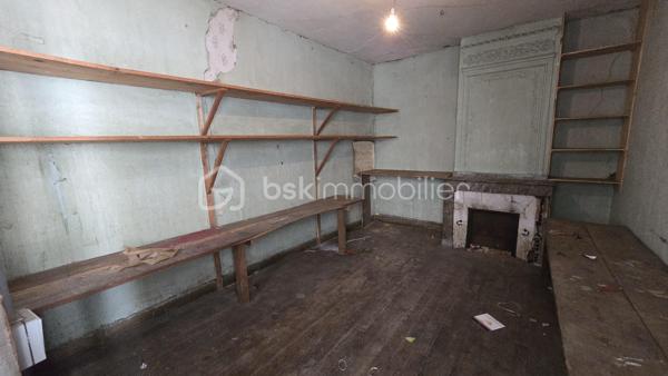 Idéal investisseurs ou marchands de biens !

Situé en plein cœur de Tarbes, à proximité immédiate des commerces, transports et commodités, cet immeuble en monopropriété d’une surface totale d’environ 703 m² offre un potentiel exceptionnel pour un projet locatif ou de revalorisation.

Vidéos commentées sur demandes.

🏢 Composition et potentiel :

Environ 703 m² à réaménager
Possibilité de créer jusqu’à 9 appartements
Local commercial louable dessuite, environ 2 000 € / mois
Une deuxième partie peut accueillir un second commerce ou local de stockage cœur de ville.

💰 Rentabilité & fiscalité :
Taxe foncière : 3 535 €
Fort potentiel de rendement locatif après réhabilitation

🔑 Les atouts :

Emplacement premium en centre-ville
Monopropriété (pas de syndic, pas de charges de copropriété)
Très belle surface exploitable offrant de multiples configurations possibles
Idéal pour un investissement patrimonial, un projet de colocation, ou une restructuration complète pour revente à la découpe

📞 Pour plus d’informations ou organiser une visite, contactez-moi.