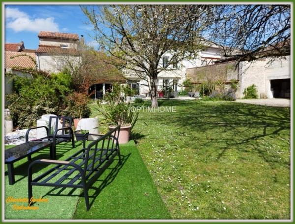 maison divisée en 2 habitations ( +possibilité boxes + rond de longe + terrain en +)