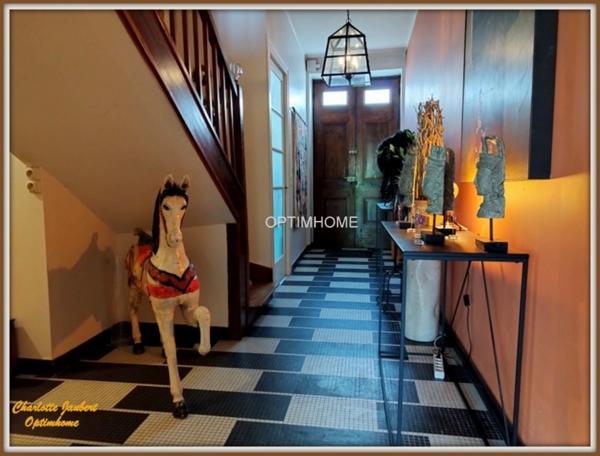 maison divisée en 2 habitations ( +possibilité boxes + rond de longe + terrain en +)