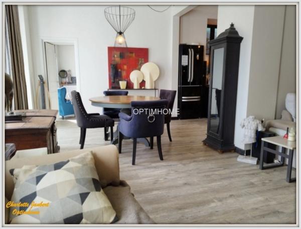 maison divisée en 2 habitations ( +possibilité boxes + rond de longe + terrain en +)