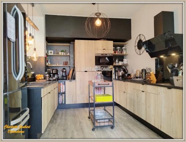 maison divisée en 2 habitations ( +possibilité boxes + rond de longe + terrain en +)