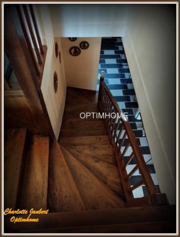 maison divisée en 2 habitations ( +possibilité boxes + rond de longe + terrain en +)