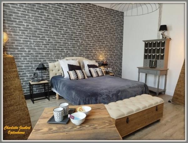 maison divisée en 2 habitations ( +possibilité boxes + rond de longe + terrain en +)